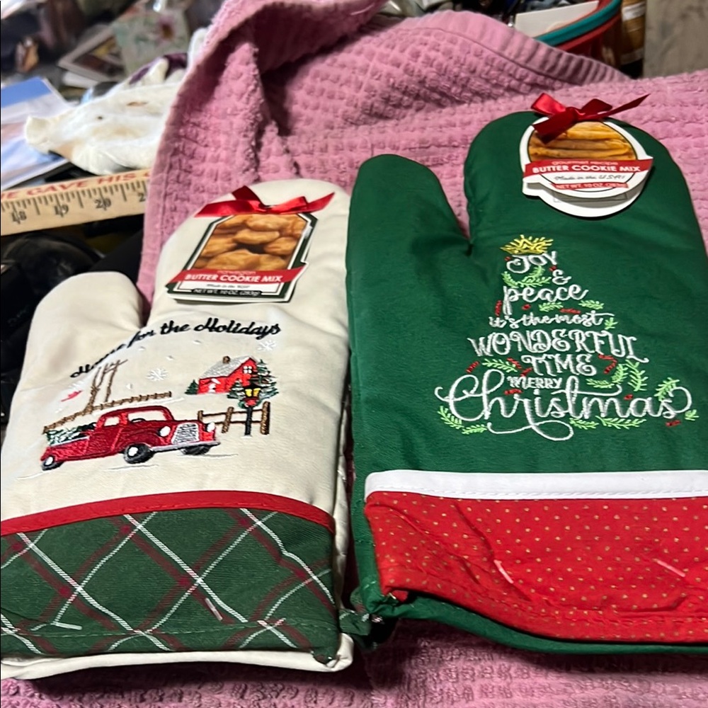 Festive Christmas Oven Mitts Set